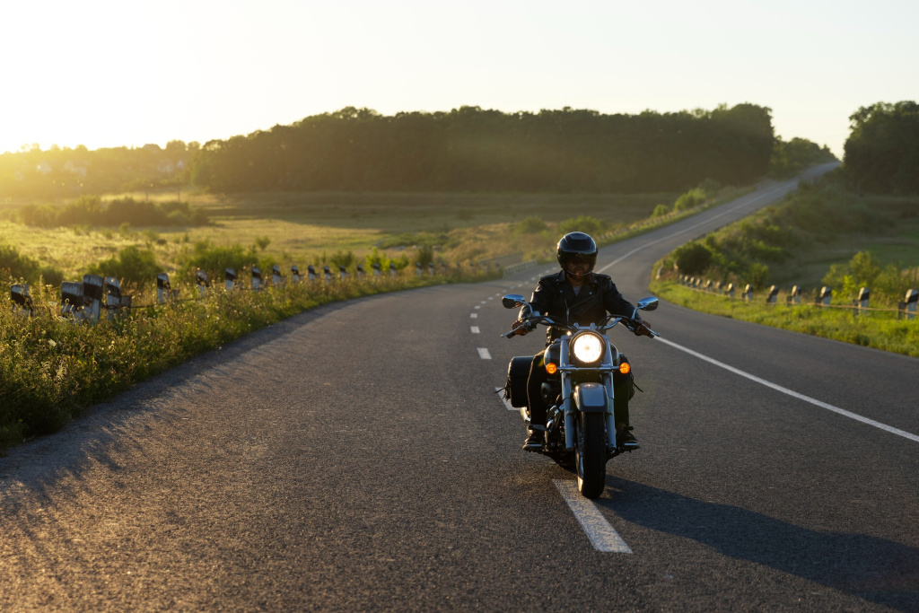full-shot-man-riding-a-motorbike.jpg full-shot-man-riding-a-motorbike.jpg